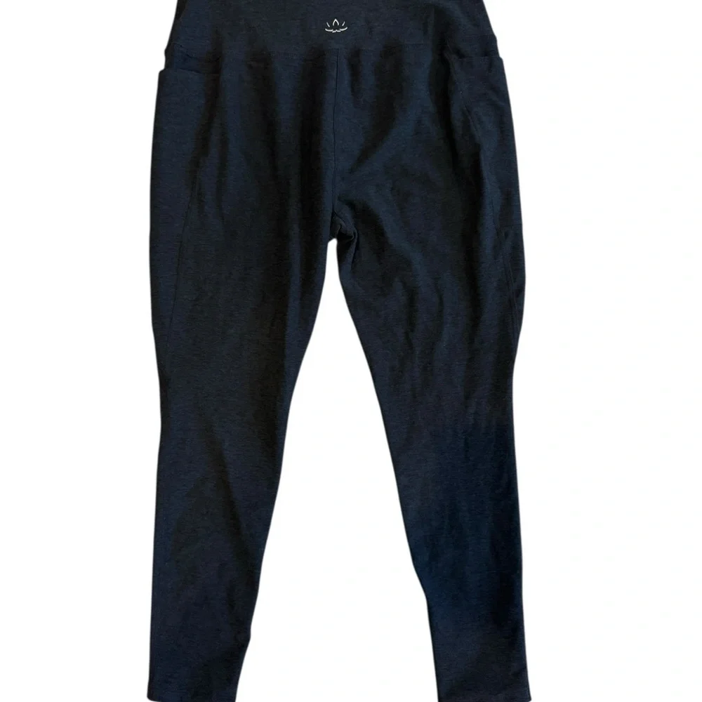 Beyond Yoga Cropped Leggings
Size XL | Charcoal Heather | 23” Inseam - Picture 3 of 4